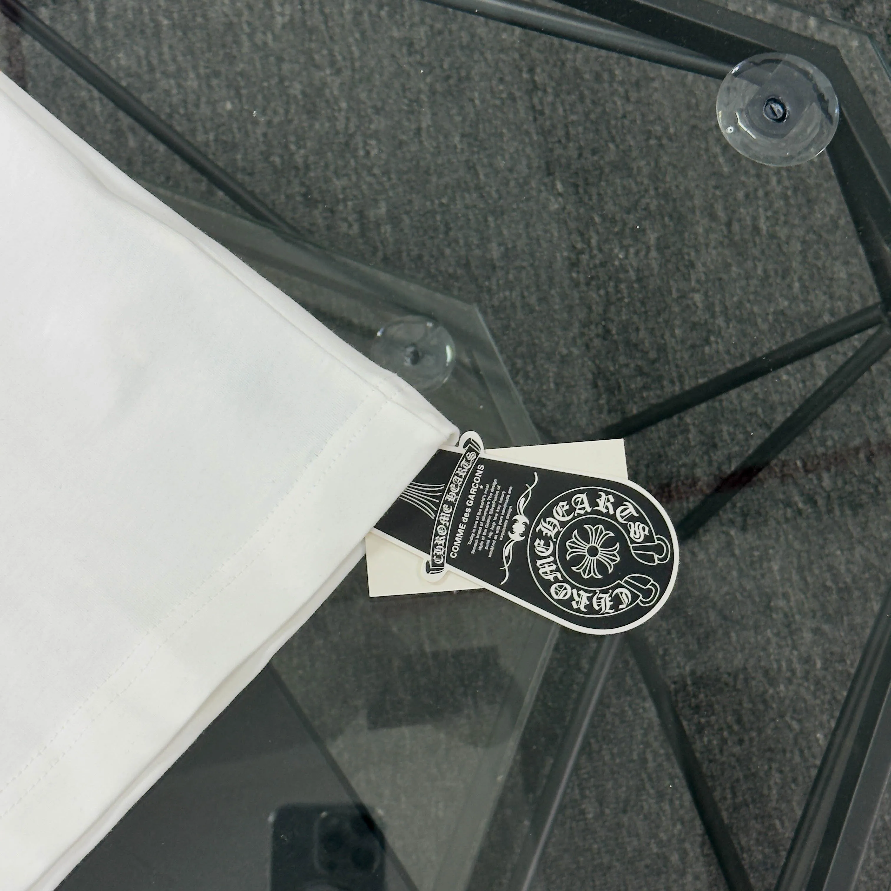 P170 Chrome Hearts 25 high-end versions. The fabric is made of 300 grams of high-density pure cotton. It does not deform or shrink. It has three labels. It is the same style for men and women. Technology: suede foaming + digital printing. Color: white, black. SIZE: S-XL.